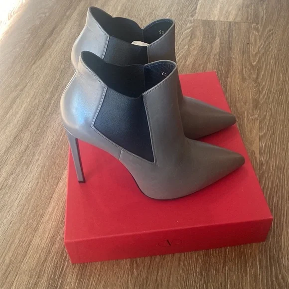 Saint Laurent Leather Ankle Boots 39.5 Authentic - Picture 2 of 10